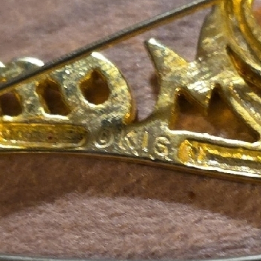Vintage KIS Gold-toned 'Mom' Brooch Charm Holder. - Picture 4 of 4